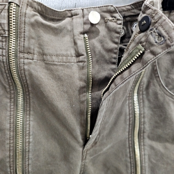 A.L.C Zander On Duty Army Zip Front Pants Sz 2 Retails $360Chrissy Teigen 🚨BOGO - Picture 9 of 9